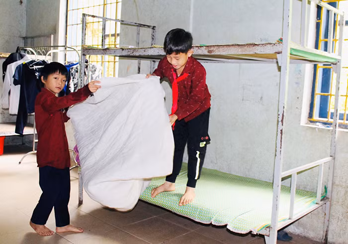 Những thầy cô lái thuyền ở hồ Ba Bể… -0
