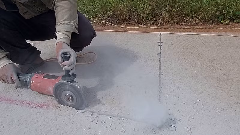 Vừa làm chưa bàn giao, đường bêtông 70 tỷ đồng đã phải sửa chữa, chắp vá -0