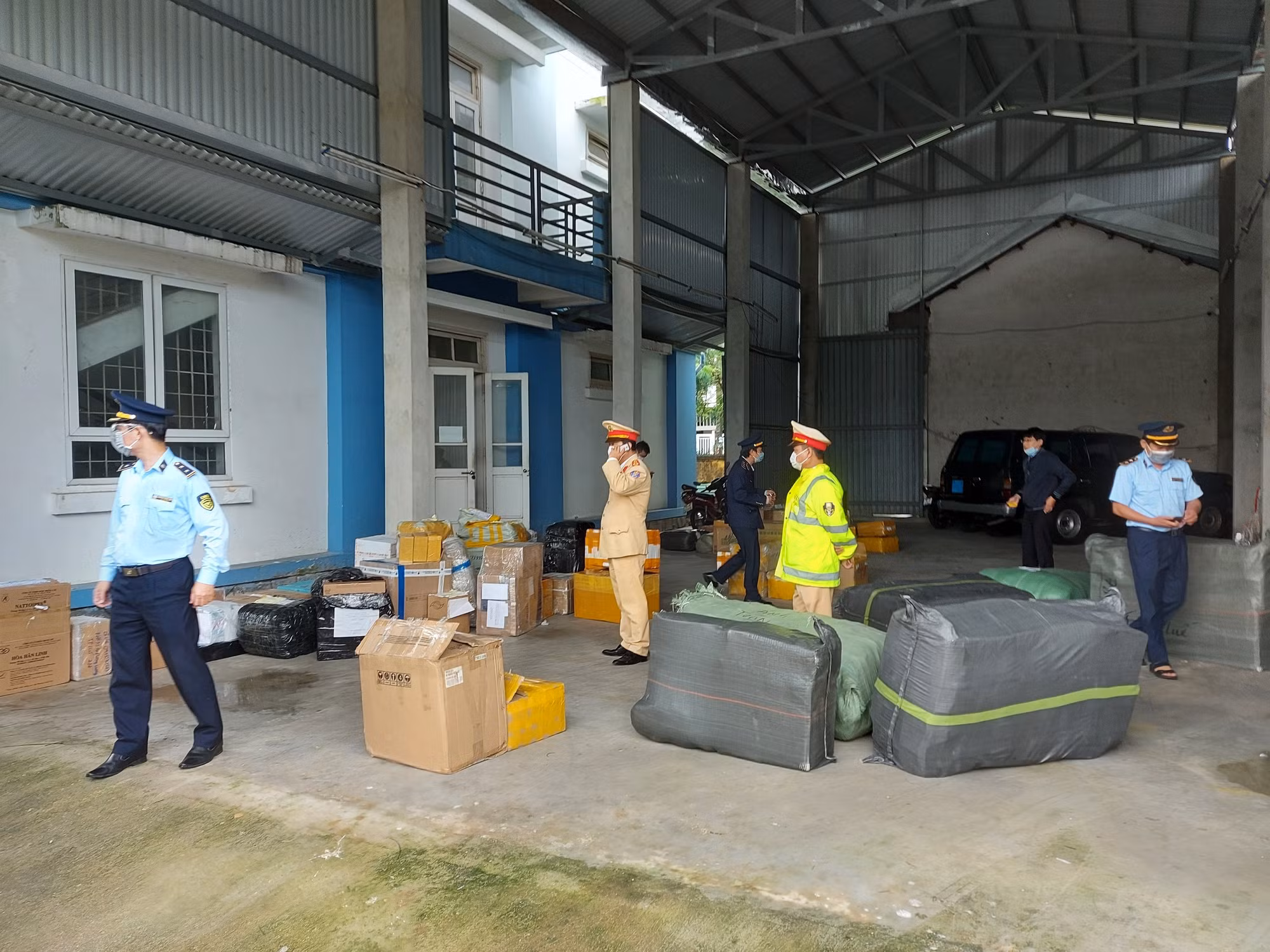 CSGT bắt giữ xe khách giường nằm chở số lượng lớn hàng hóa nhập lậu -0