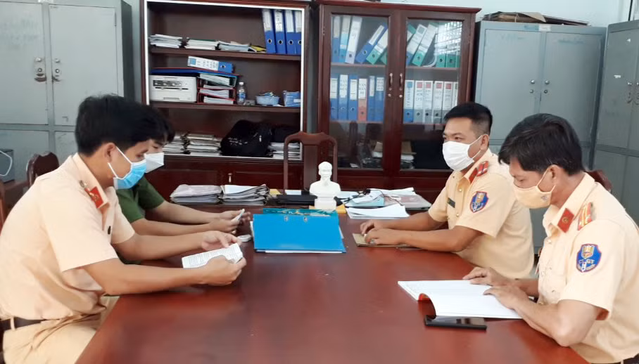 Tổ tuần tra giao thông kịp thời hỗ trợ sản phụ đến bệnh viện cấp cứu -0