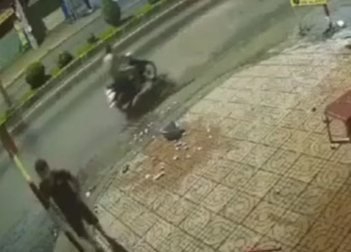 Rùng mình cảnh nam thanh niên bị tấn công, dội nước sôi vào người -0