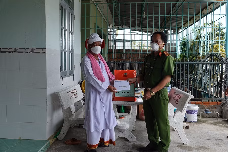 &nbsp;Thăm và tặng quà vùng đồng bào dân tộc thiểu số bị ảnh hưởng do dịch bệnh -0