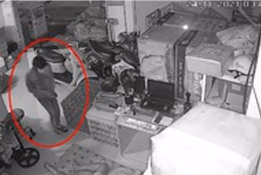 Tên trộm thích mạo hiểm, bỏ xe tay ga trộm điện thoại -0