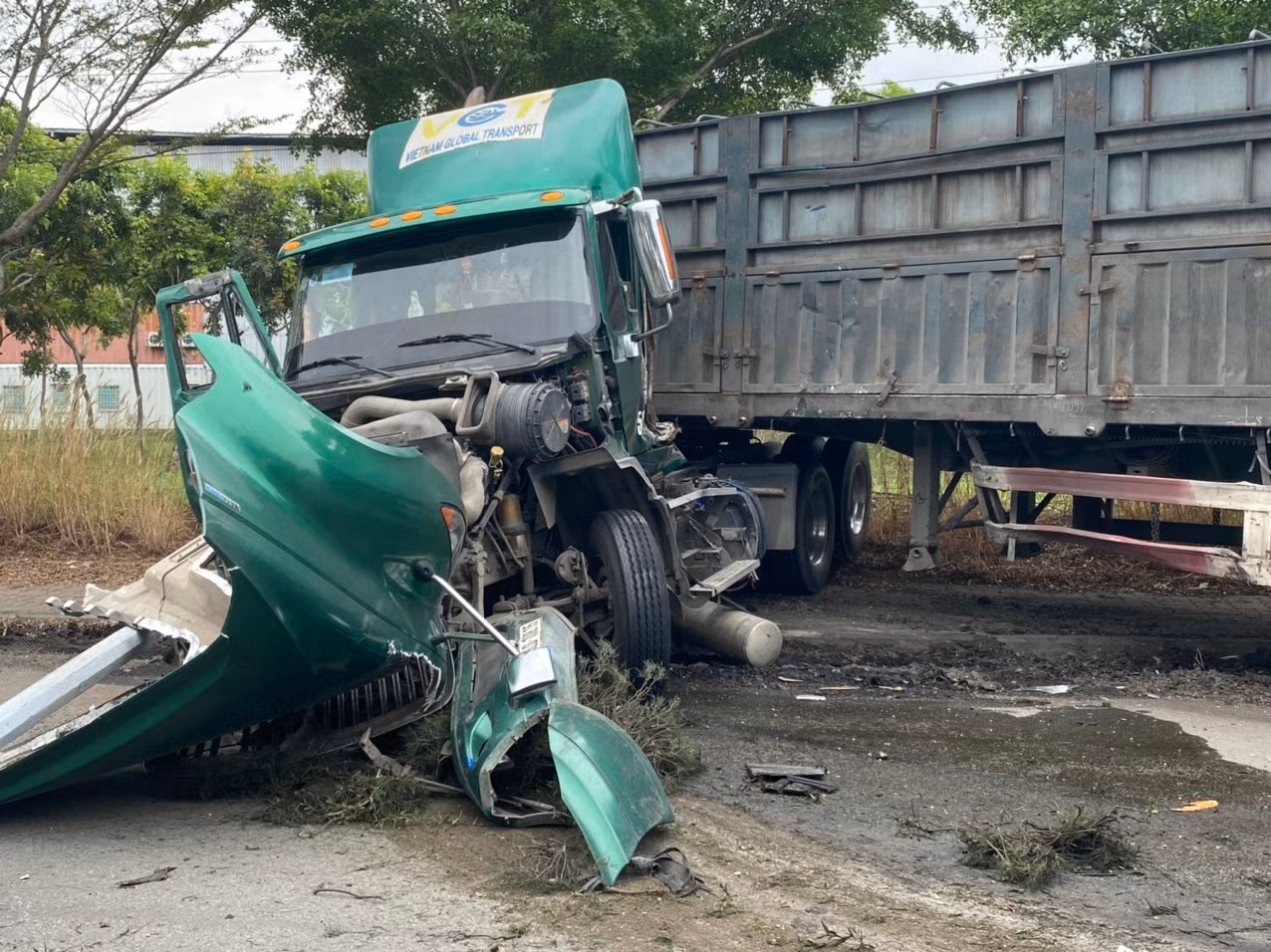Tránh xe máy sang đường, xe đầu kéo mất lái tông vào cột đèn khiến tài xế bị thương -0