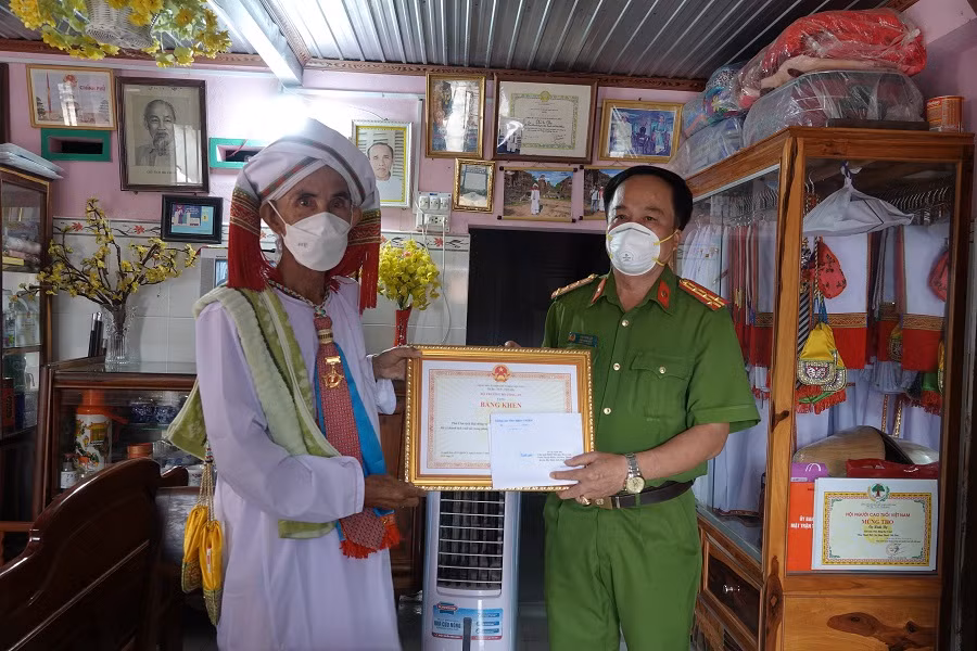 &nbsp;Thăm và tặng quà vùng đồng bào dân tộc thiểu số bị ảnh hưởng do dịch bệnh -0