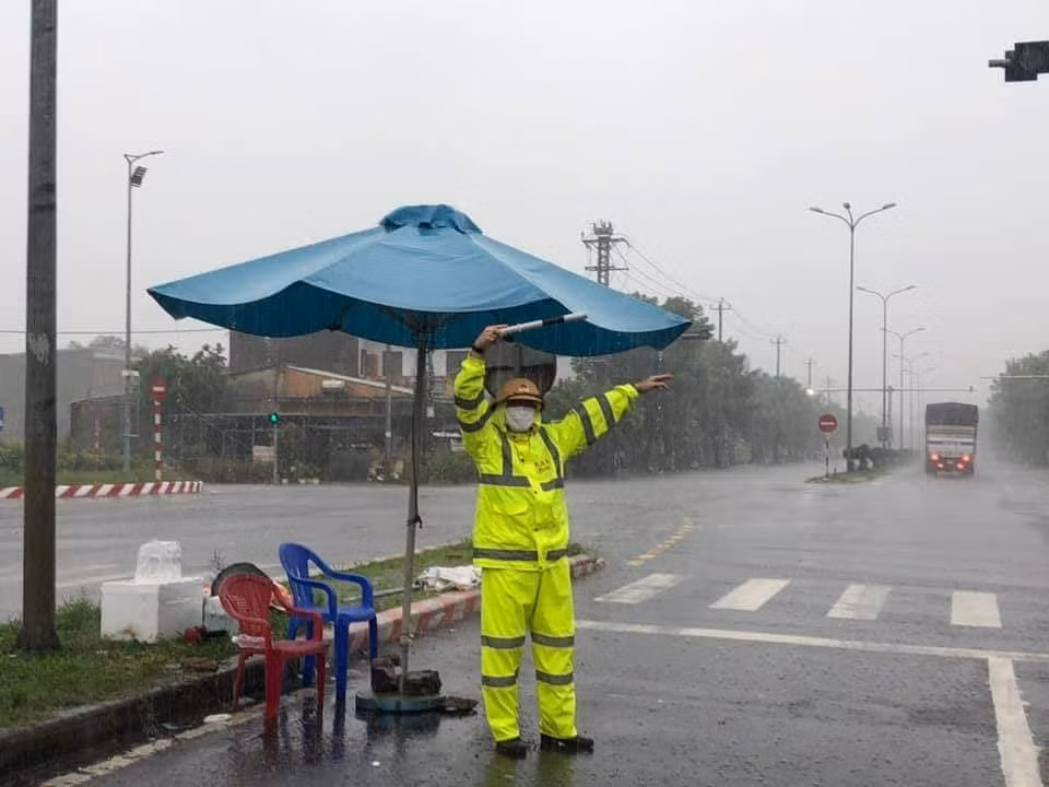 Công an đội mưa giúp người dân Đà Nẵng chống bão Côn Sơn -0