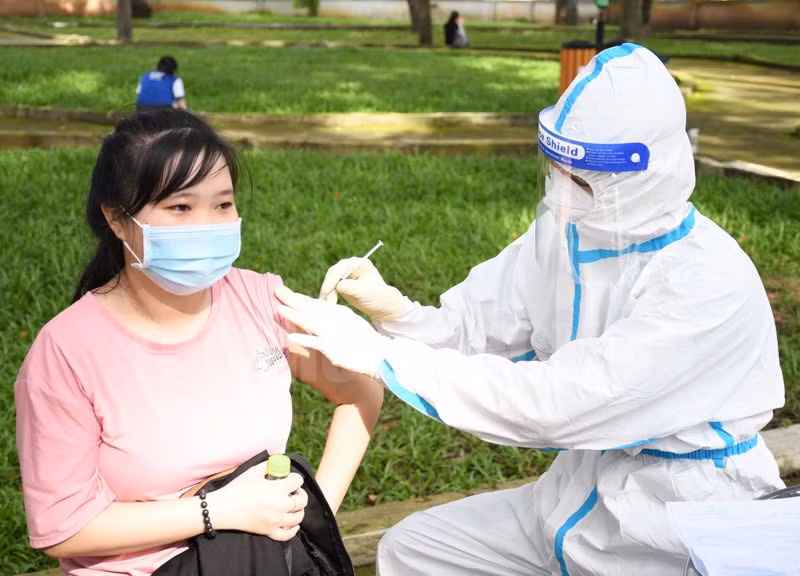 Lập danh sách khống trên 200 cán bộ phường để tiêm ngừa COVID-19 cho người khác -0