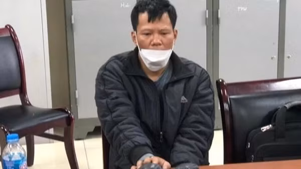 Khóa tay hai anh em trong đường dây ma túy cùng 13 bánh heroin, 4 khẩu súng ảnh 4