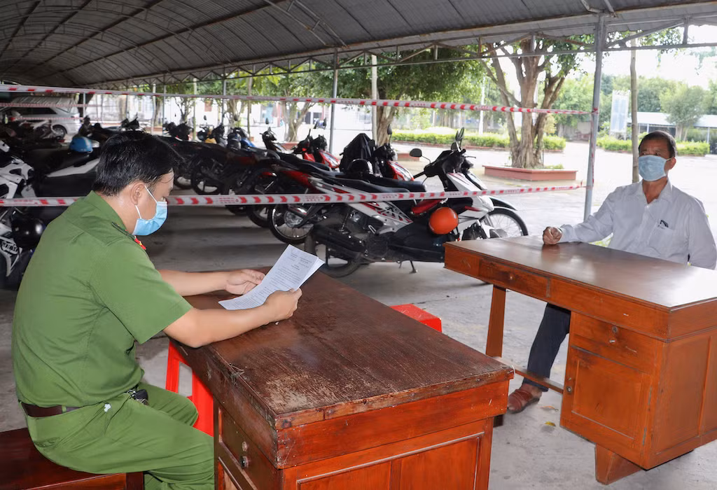 Bị phạt 400 triệu vì thuê người bơm hút cát trái phép -0