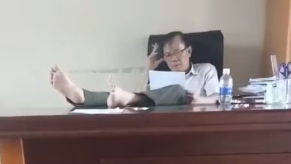 Kỷ luật cảnh cáo Hạt trưởng Hạt Kiểm lâm gác chân lên bàn làm việc