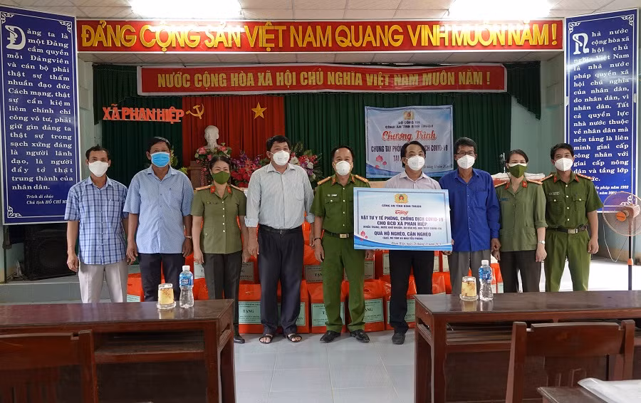 &nbsp;Thăm và tặng quà vùng đồng bào dân tộc thiểu số bị ảnh hưởng do dịch bệnh -0