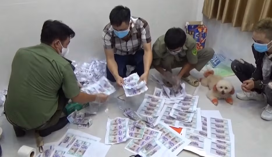 Sản xuất tiền giả&nbsp;để bán cho con bạc và người nghiện ma túy -0