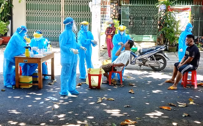 Lấy mẫu xét nghiệm sàng lọc COVID-19 cho người dân trong khu phong tỏa ở TP Tuy Hòa. Ảnh : Hữu Toàn