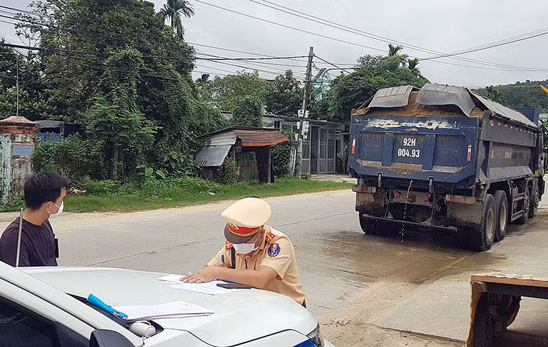 Kiên quyết xử lý sai phạm trong hoạt động khai thác, vận chuyển cát, sỏi xây dựng -0