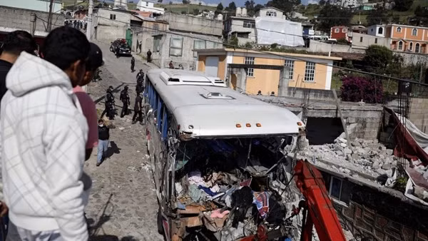 Tai nạn xe khách thảm khốc ở Mexico, 50 người thương vong
