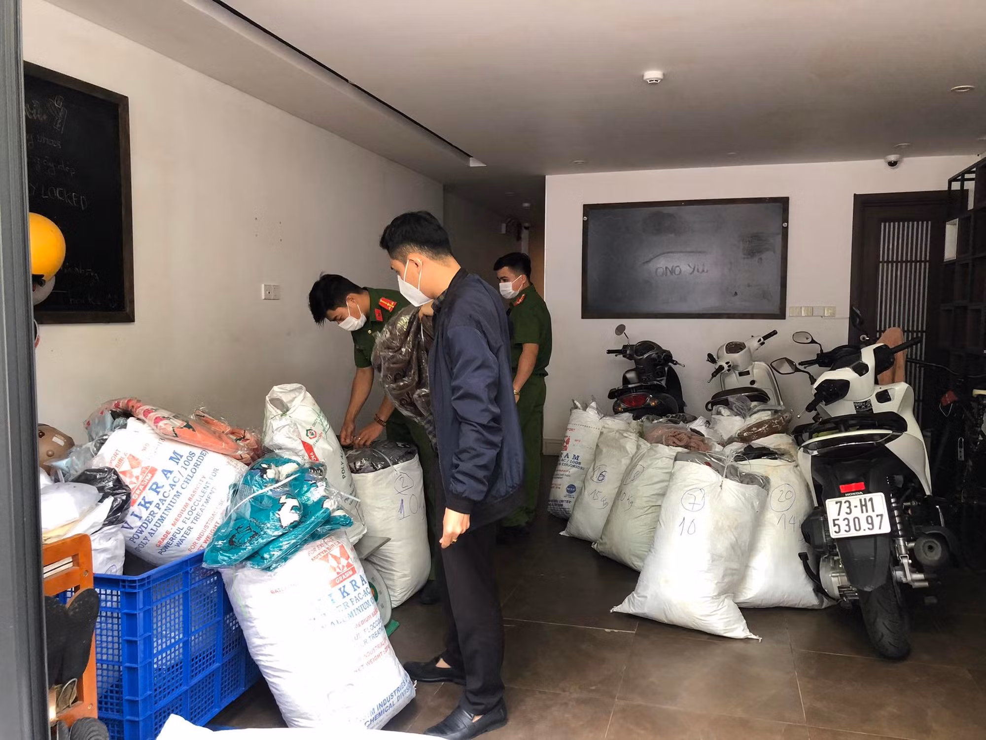 Đà Nẵng: Bắt giữ lô hàng gần 2 tấn quần áo nhập lậu không rõ nguồn gốc xuất xứ. -6