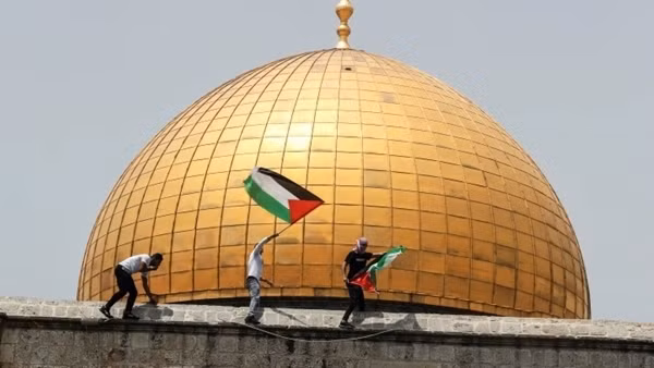 Người Palestine và cảnh sát Israel đụng độ ở Đền Al-Aqsa ảnh 2