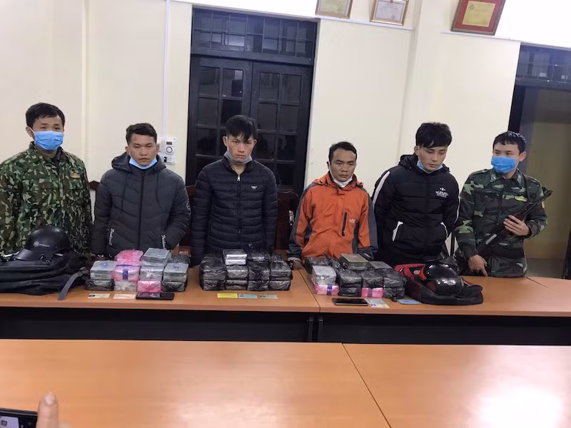  Bắt 4 đối tượng vận chuyển 100 bánh heroin tại Lào Cai -0