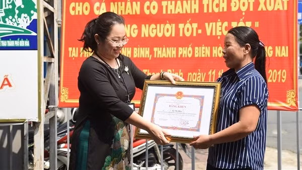 Kỷ luật cảnh cáo Hạt trưởng Hạt Kiểm lâm gác chân lên bàn làm việc ảnh 2
