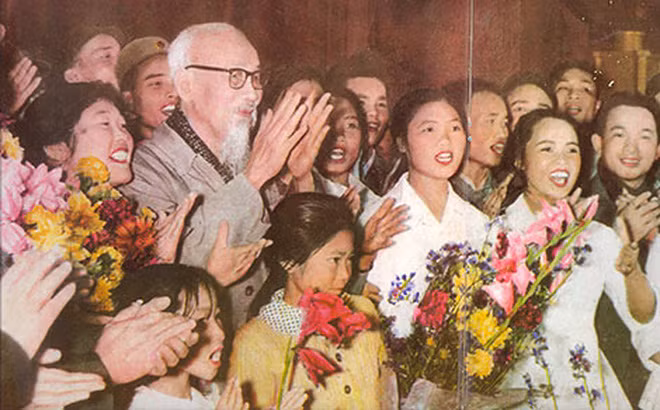 bác hồ với các nghệ sĩ sau buổi biểu diễn văn nghệ tết kỷ dậu, 1969. ảnh tư liệu..jpg -0