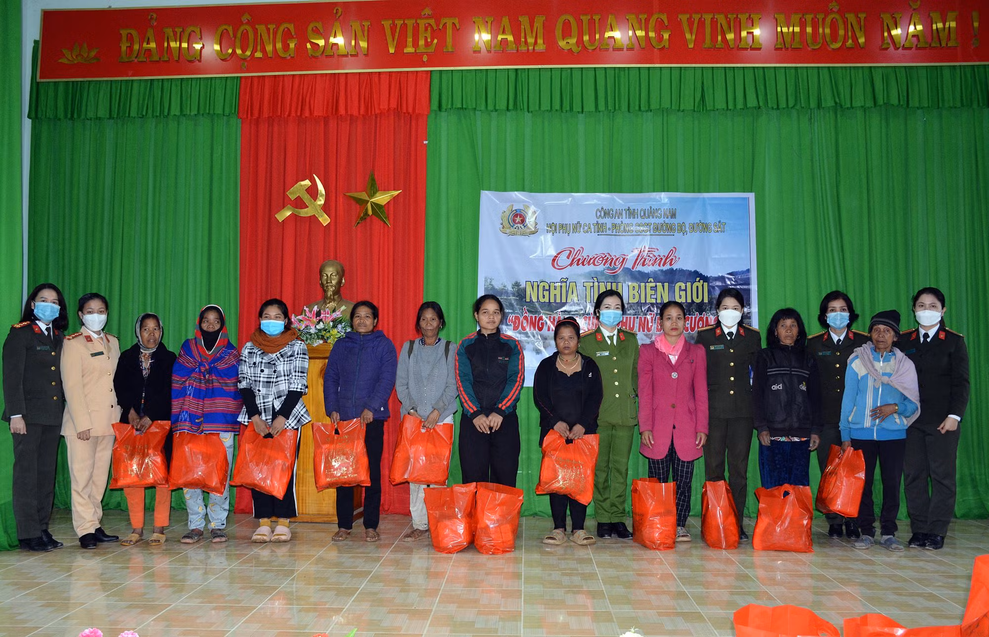 Ấm áp nghĩa tình nơi vùng cao biên giới -0