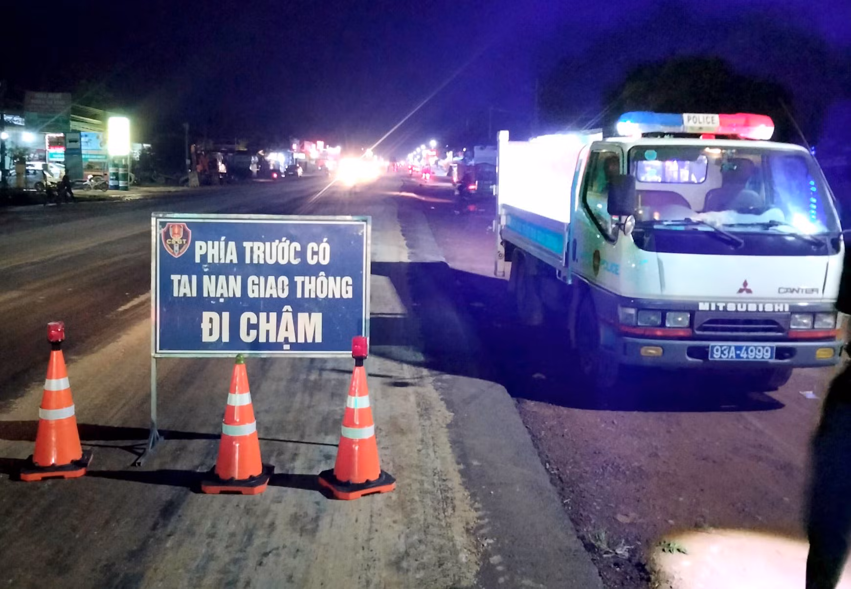 Xe tải làm chảy dầu điều 6km trên quốc lộ 14 -0