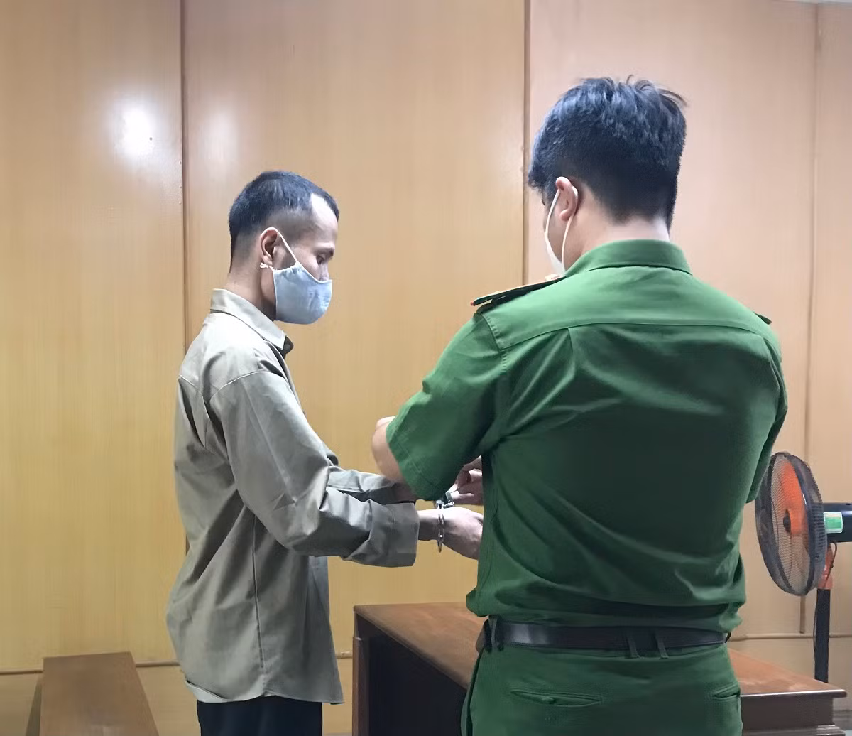 “Chồng hờ” 9X đổ xăng đốt vợ lãnh&nbsp;11 năm tù -0