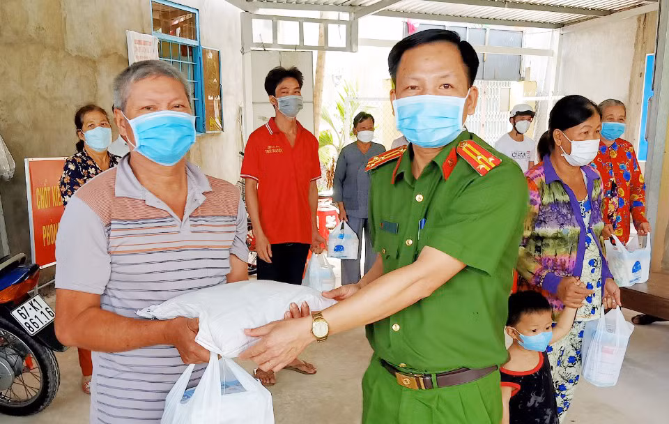 Trung đoàn CSCĐ Tây Nam Bộ tặng quà người dân bị ảnh hưởng bởi dịch COVID-19 -0