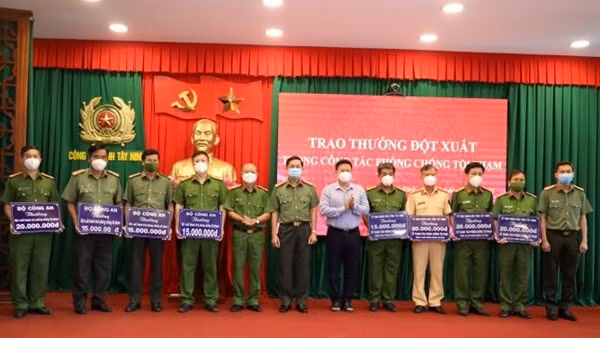 Khen thưởng lực lượng phá vụ án nhóm đối tượng đánh người trong đêm, gây tử vong ảnh 4