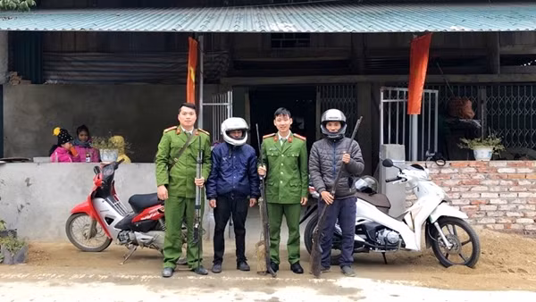 1_Cong_an_xa_Son_Dien_van_dong_n-1637462120691.jpg