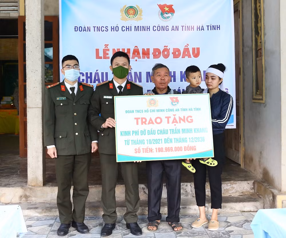 Công an Hà Tĩnh tặng hơn 190 triệu đồng đỡ đầu con trai đồng đội -0
