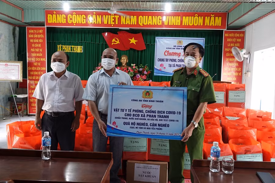 &nbsp;Thăm và tặng quà vùng đồng bào dân tộc thiểu số bị ảnh hưởng do dịch bệnh -0