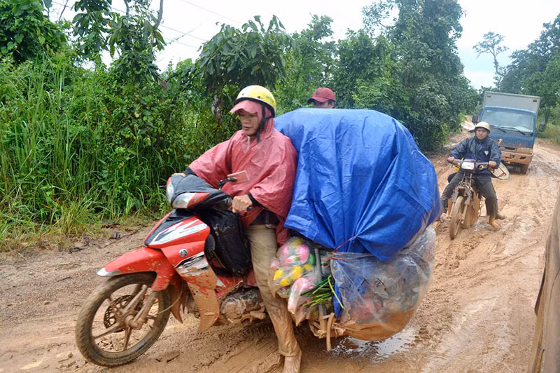 Vừa làm chưa bàn giao, đường bêtông 70 tỷ đồng đã phải sửa chữa, chắp vá -0