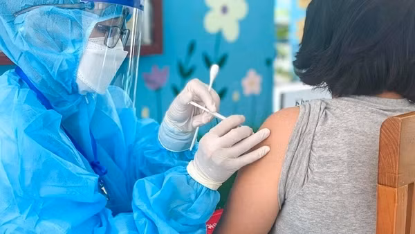 Các công nhân phản ứng sau tiêm vaccine ở Thanh Hóa đã xuất viện ảnh 3