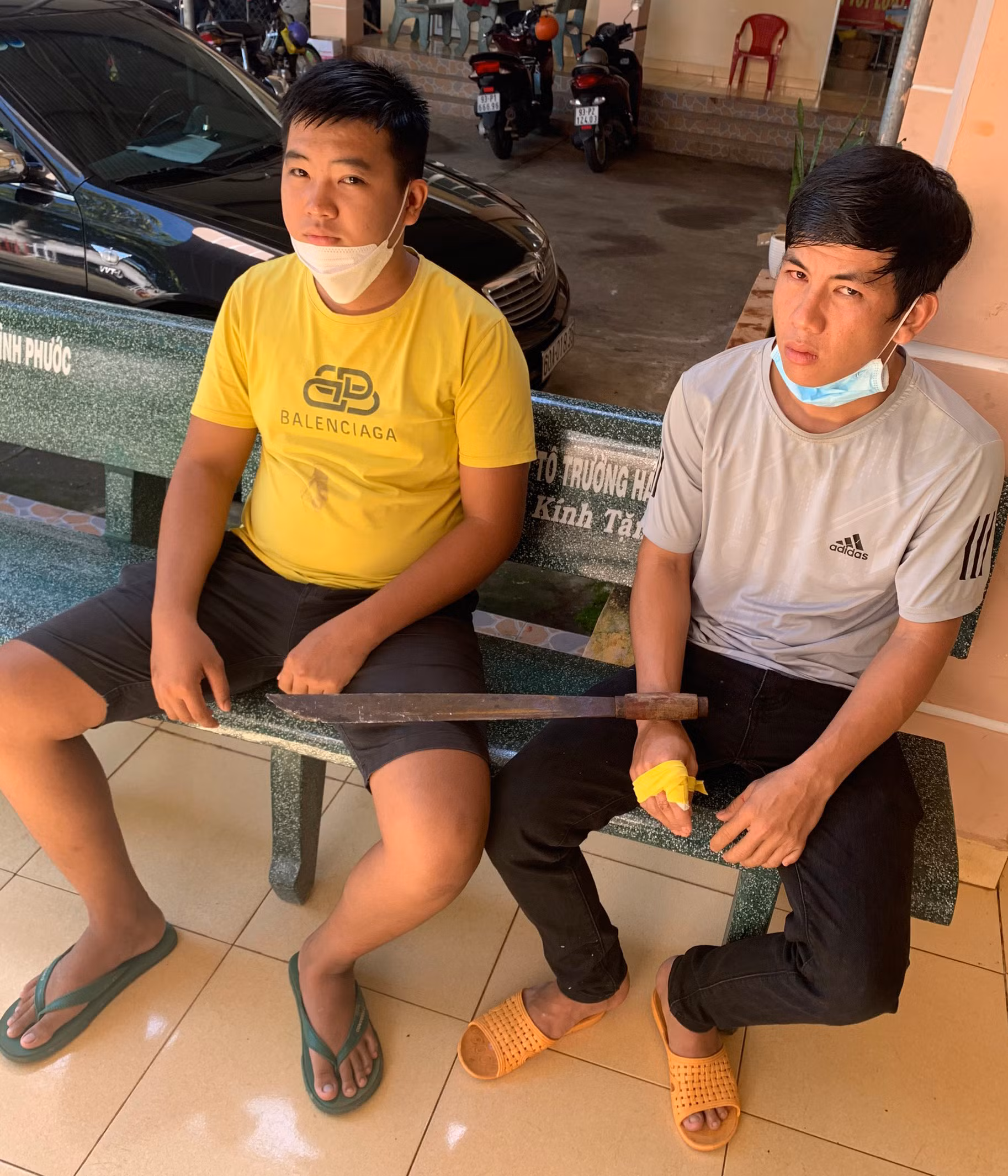 2 thanh niên hung hăng mang dao đi chém người chỉ vì va quẹt xe -0
