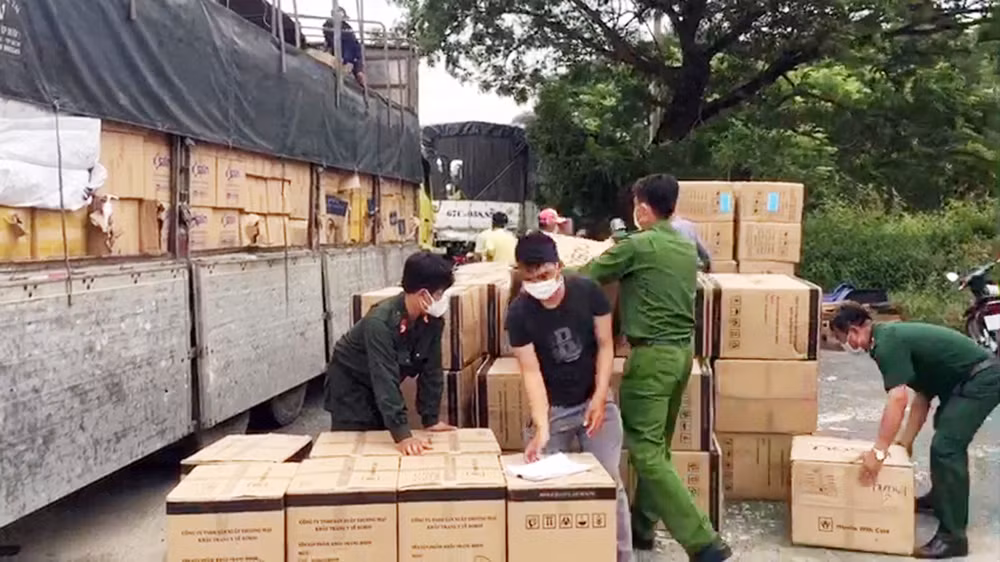 Bắt giữ xe tải chở số lượng lớn khẩu trang và mỹ phẩm không rõ nguồn gốc -0