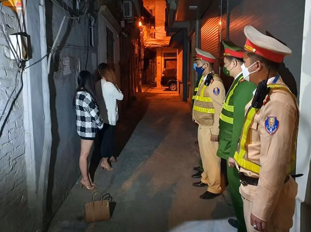 CSGT mỏi tay lập biên bản giữ xe máy vi phạm lúc nửa đêm -0