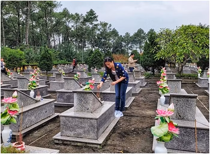 TNG Holdings Vietnam duy trì lịch hành hương, viếng nghĩa trang Liệt sỹ miền Trung -0