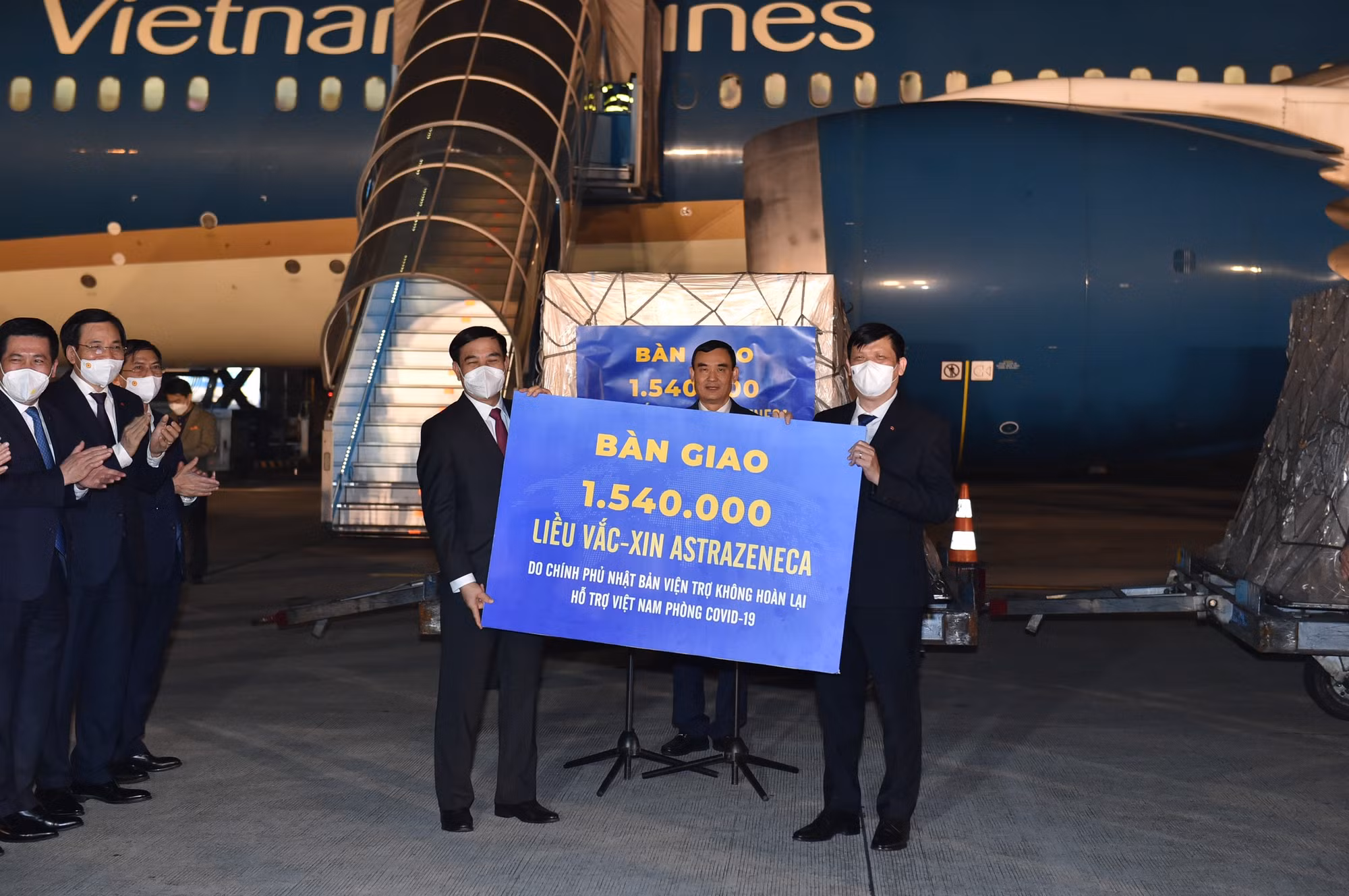 Vietnam Airlines vận chuyển an toàn 1,5 triệu liều vaccine COVID-19 từ Nhật Bản -0