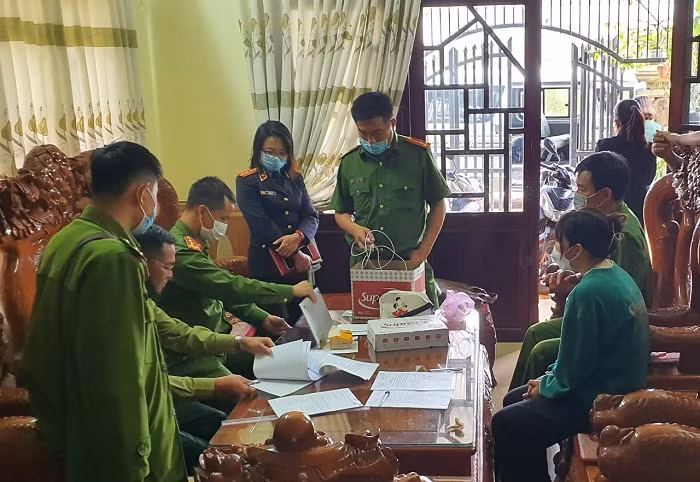 Đam mê cá độ, 3 thiếu nữ lừa đảo trên 13 tỷ đồng -0