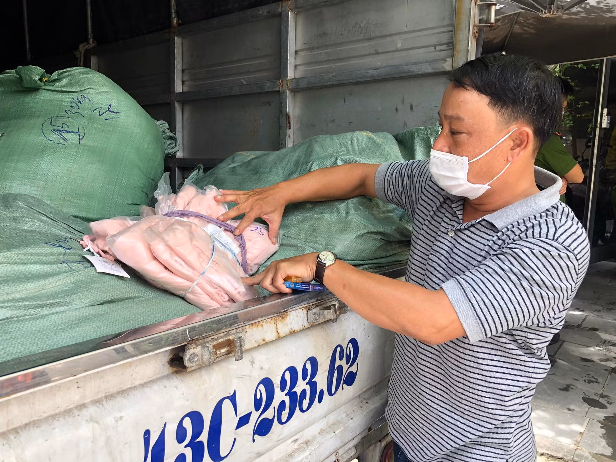 Đà Nẵng: Bắt giữ lô hàng gần 2 tấn quần áo nhập lậu không rõ nguồn gốc xuất xứ. -0