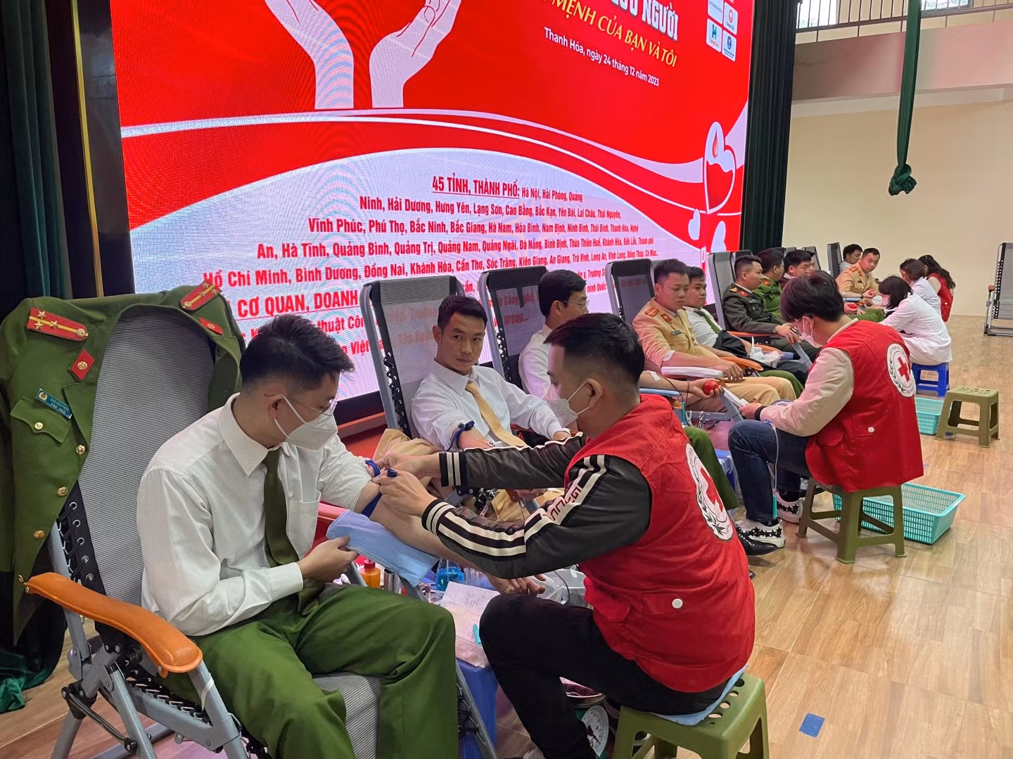 Gần 1000 người tham gia hiến máu tại Thanh Hoá -0