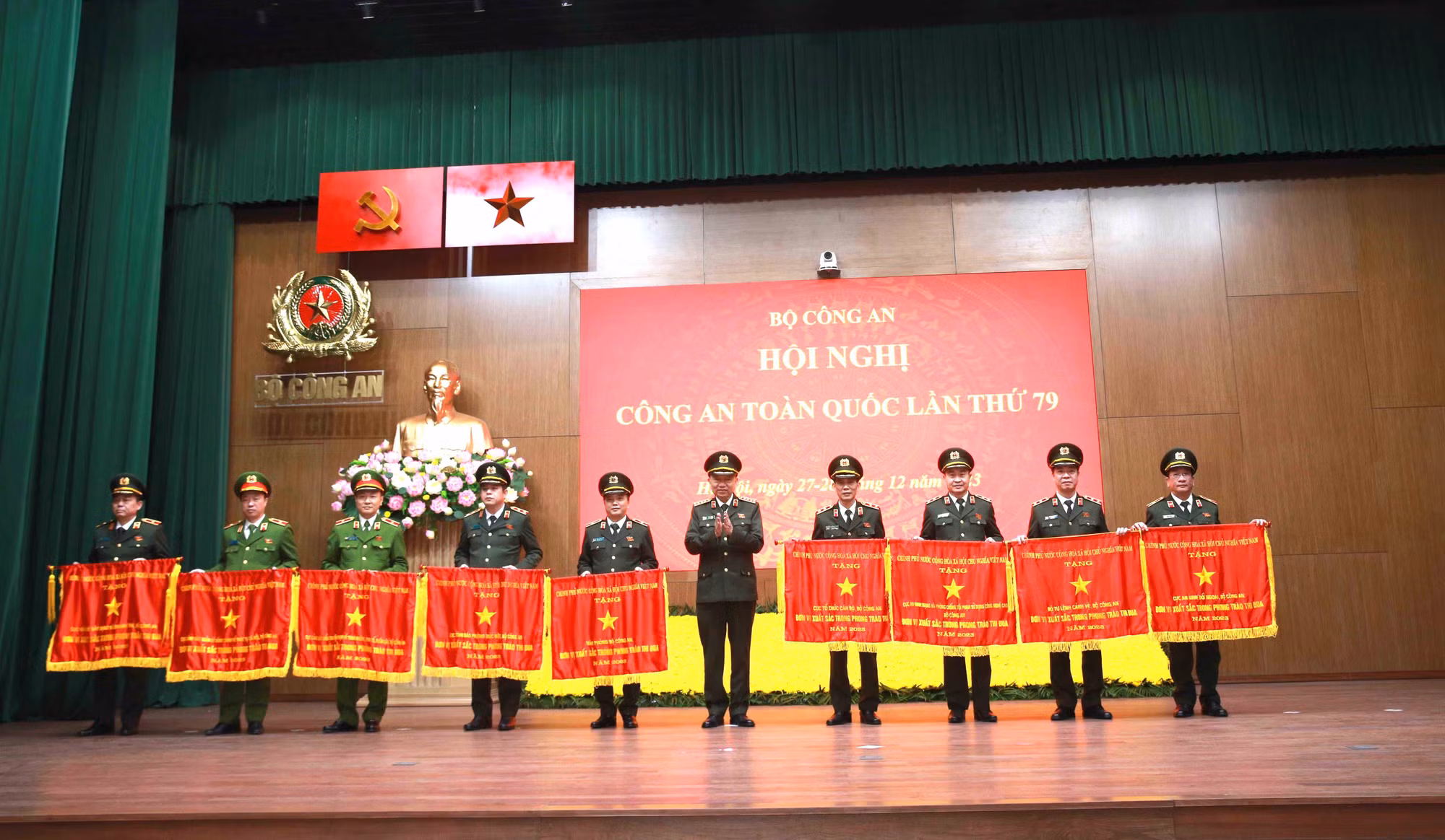 Trao các phần thưởng cao quý, danh hiệu thi đua của Đảng, Nhà nước và Bộ Công an -1