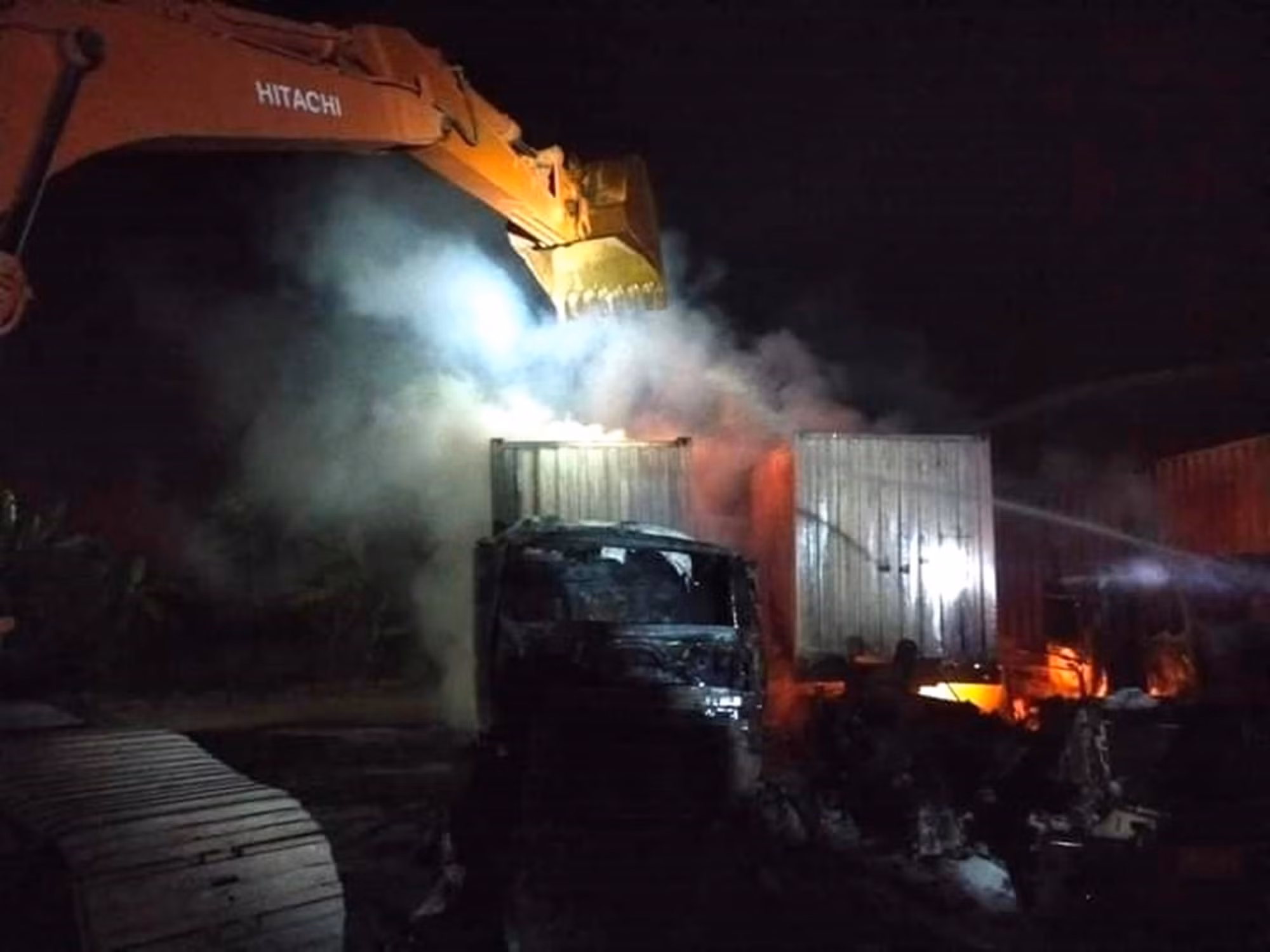 4 xe container bị thiêu trụi trong vụ cháy lúc rạng sáng -0