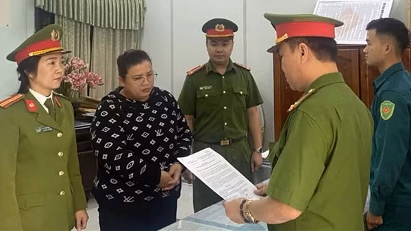 Làm giả hợp đồng đặt cọc, giấy hẹn trả sổ đỏ để chiếm đoạt gần 1 tỷ đồng
