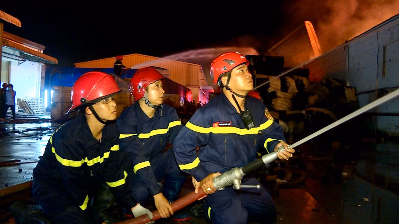 Cháy kho bông của công ty sản xuất sợi, gây thiệt hại ước tính khoảng 30 tỷ đồng -2