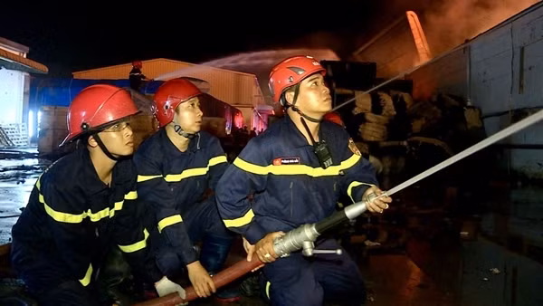 Hình ảnh Cảnh sát trắng đêm chiến đấu với "giặc lửa"