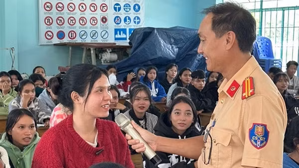 Đưa quy định pháp luật về ATGT đến với học sinh, sinh viên ở Khánh Hòa