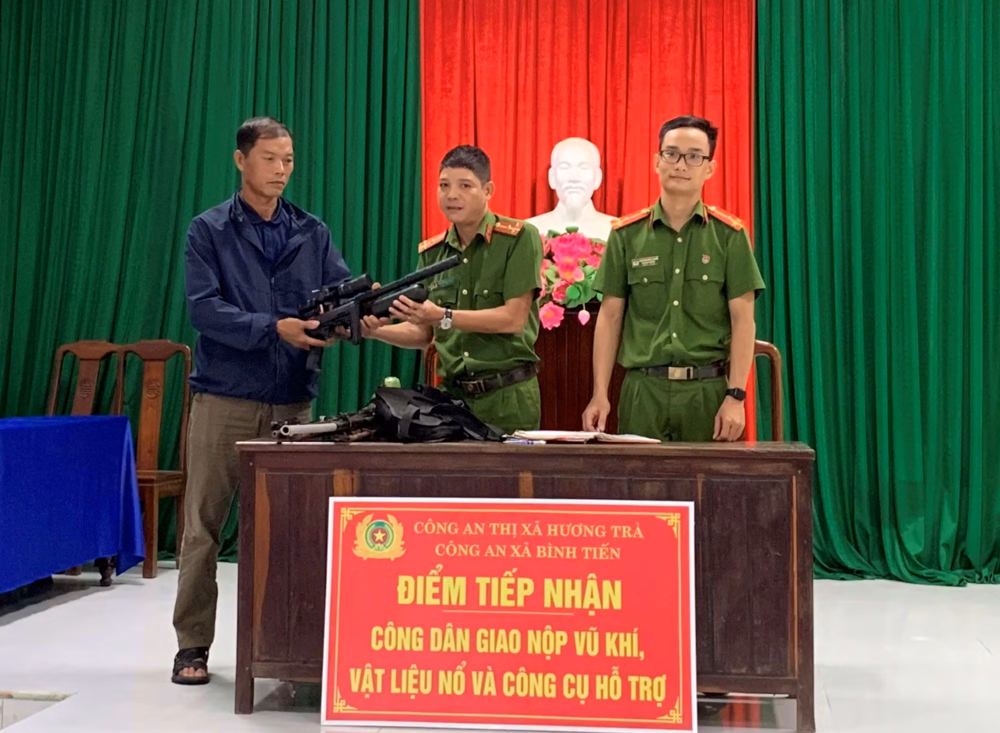 Thừa Thiên Huế kêu gọi toàn dân thực hiện cuộc vận động giao nộp vũ khí -0
