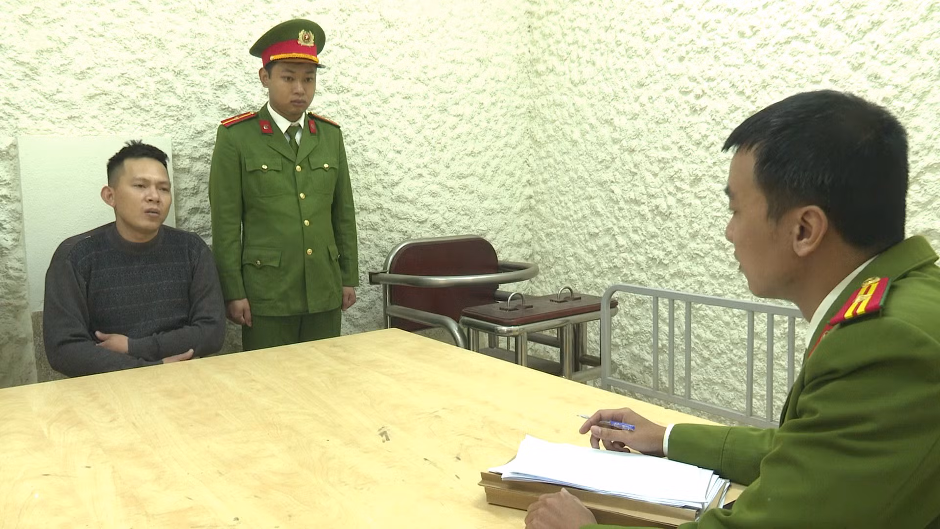 Bắt hai đối tượng thủ súng ngắn đi buôn bán ma túy -3